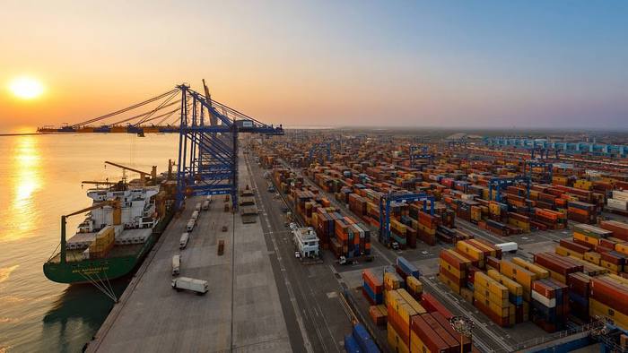 Port handling and container operations